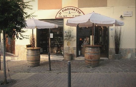 Ombrelloni aperti, porta aperta